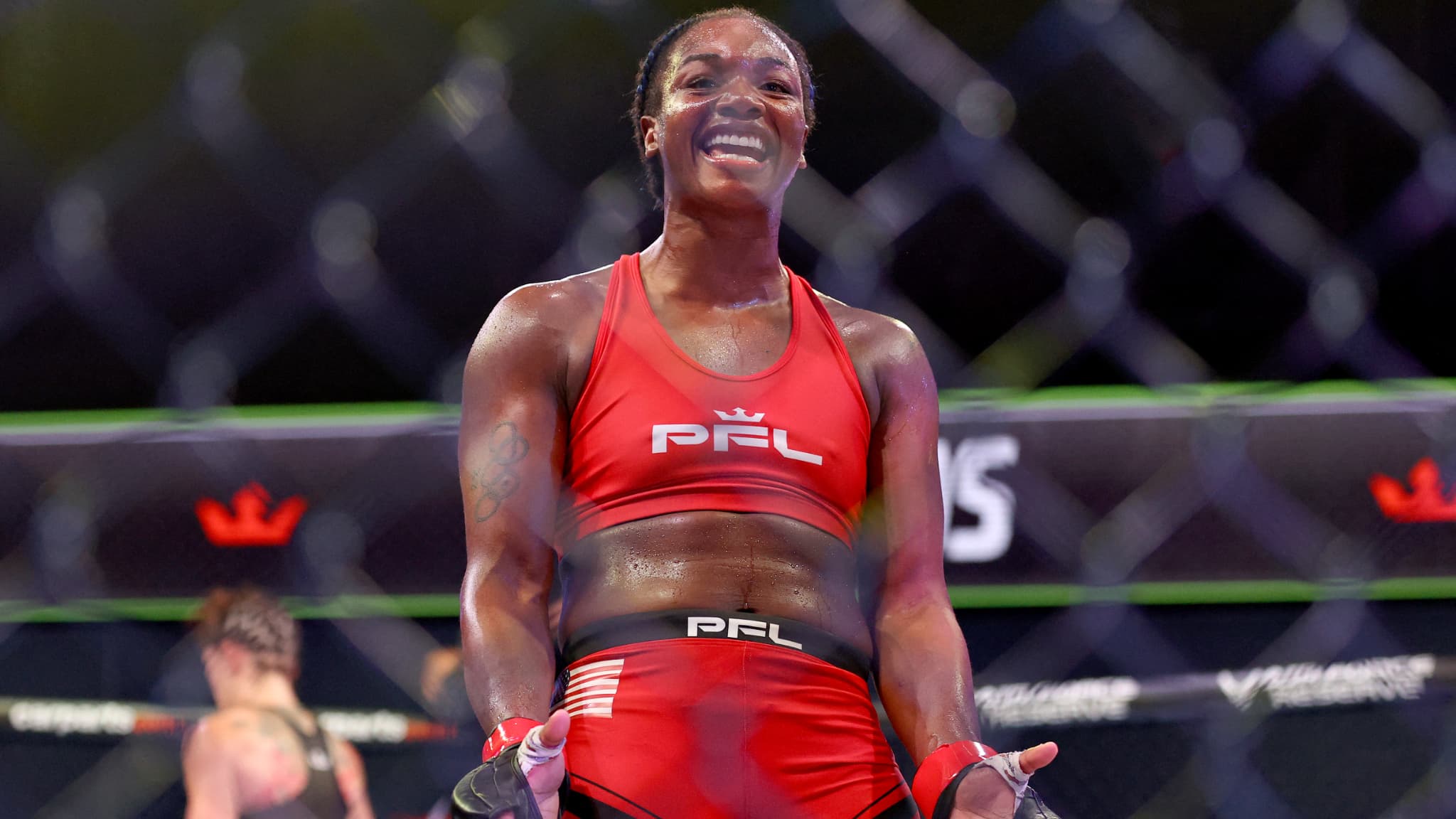 Claressa Shields célèbre sa victoire lors de son premier combat de MMA en juin 2021 Claressa Shields célèbre sa victoire lors de son premier combat de MMA en juin 2021