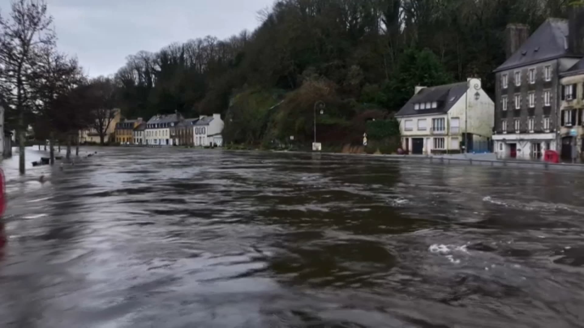 Suite à la tempête Ingrid, la rivière Laïta est montée de quatre mètres à Quimperlé, dans le Finistère, le 24 janvier 2026.