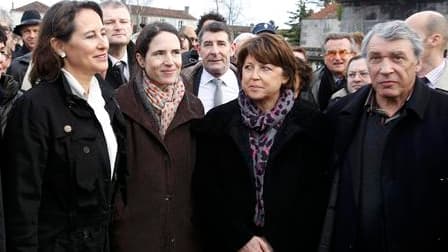 Ségolène Royal, ici à Jarnac (Charente) avec d'autres leaders socialistes, revendique sa filiation avec François Mitterrand dans un entretien publié samedi par le journal Le Monde et ne cache pas son envie de lui succéder. /Photo prise le 8 janvier 2011/R
