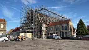 Un échafaudage est en cours d'installation autour de l'église de Saint-Omer.