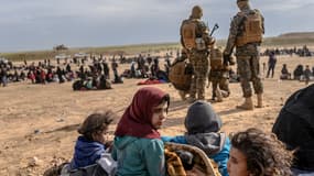 Des enfants entourés des Forces armées kurdes à Baghouz, en Syrie, le 5 mars 2019.