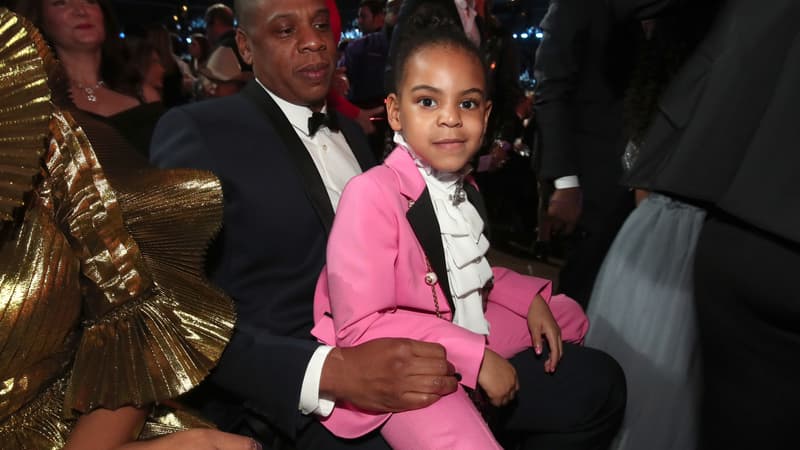 Blue Ivy dans les bras de son père Jay Z en février 2017 aux Grammys