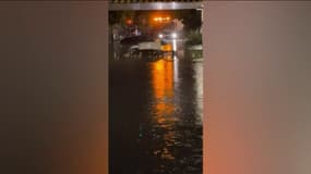 Des voitures submergées lors d'inondations à Lyon.