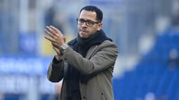 Liam Rosenior remercie les fans après un match de Strasbourg à La Meinau, le 21 décembre 2025
