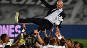 Zinedine Zidane porté en triomphe après le titre du Real