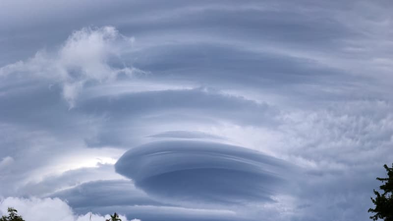 Des nuages ​​lenticulaires sont photographiés le 14 janvier 2024 à l'île de la Réunion.