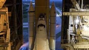 La navette Discovery quittant le hangar d'assemblage, fin septembre. Le lancement de la navette spatiale américaine Discovery a été reporté en raison d'une fuite d'hélium constatée dans le système de pressurisation. /Photo prise le 20 septembre 2010/REUTE