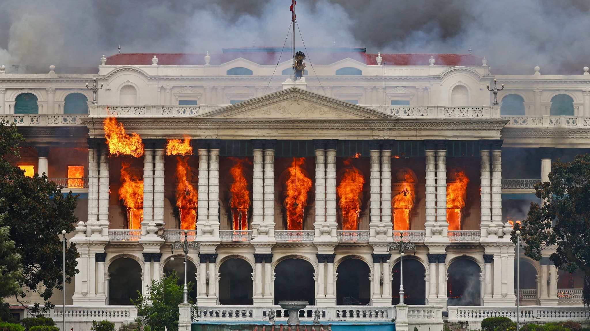 19 MORTS, PARLEMENT BRÛLÉ, DÉMISSION DU PREMIER MINISTRE... POURQUOI LE NÉPAL EST EN PROIE À DE VIOLENTES MANIFESTATIONS