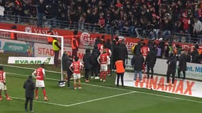 La discussion tendue entre les joueurs de Reims et leurs supporteurs après une nouvelle défaite lors de la 22e journée de Ligue 1, 16 février 2025