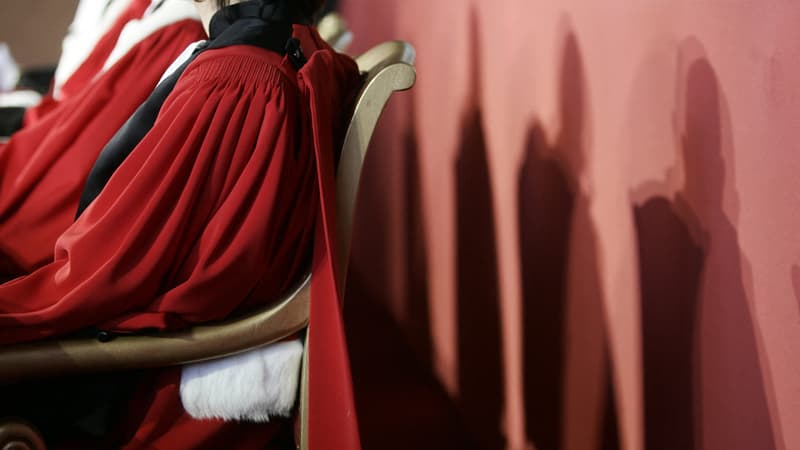 L'ombre des magistrats se reflète dans la grande salle de l'Ecole Nationale de la Magistrature de Bordeaux, en février 2006.
