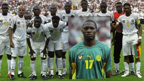 Les joueurs du Cameroun avec le portrait de Marc-Vivien Foé, en 2003