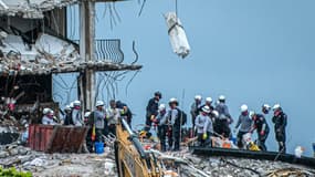 Des secouristes fouillent les décombres, le 30 juin 2021 à Surfside, en Floride