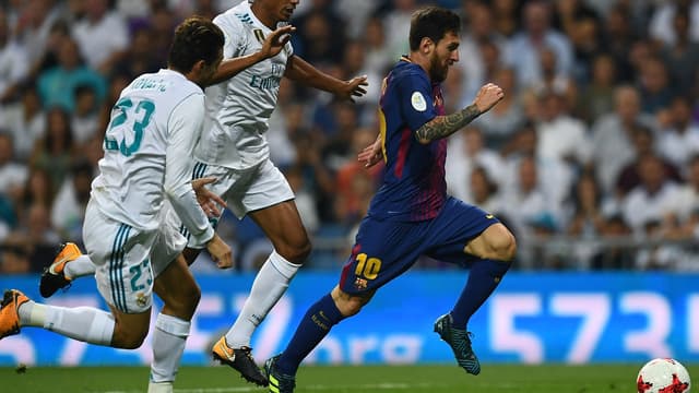 Lionel Messi poursuivi par Raphaël Varane et Mateo Kovacic