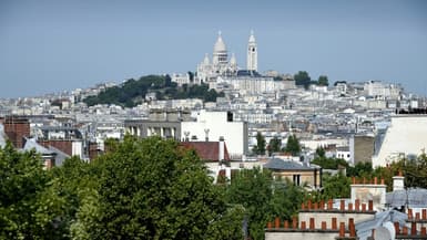 Une vue de la Butte Montmartre et du Sacré-Cœur depuis le jardin de la Butte Bergeyre à Paris, 11 août 2015