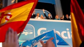 Célébration de la victoire au siège du Parti populaire espagnol. Emmenés par Mariano Rajoy (au centre, bars levé), les conservateurs ont remporté dimanche une écrasante victoire aux législatives en profitant de la colère envers le gouvernement socialiste