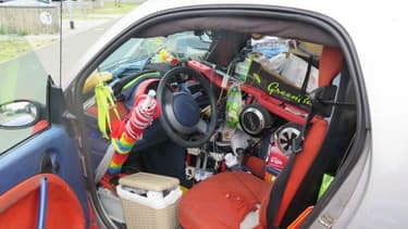 A bord de la Smart, un amoncellement d'objets en tout genre.