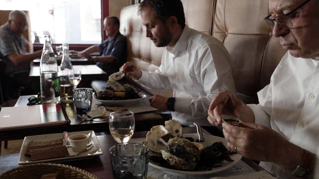 Des clients attablés dans un restaurant parisien, le 9 juin 2021.