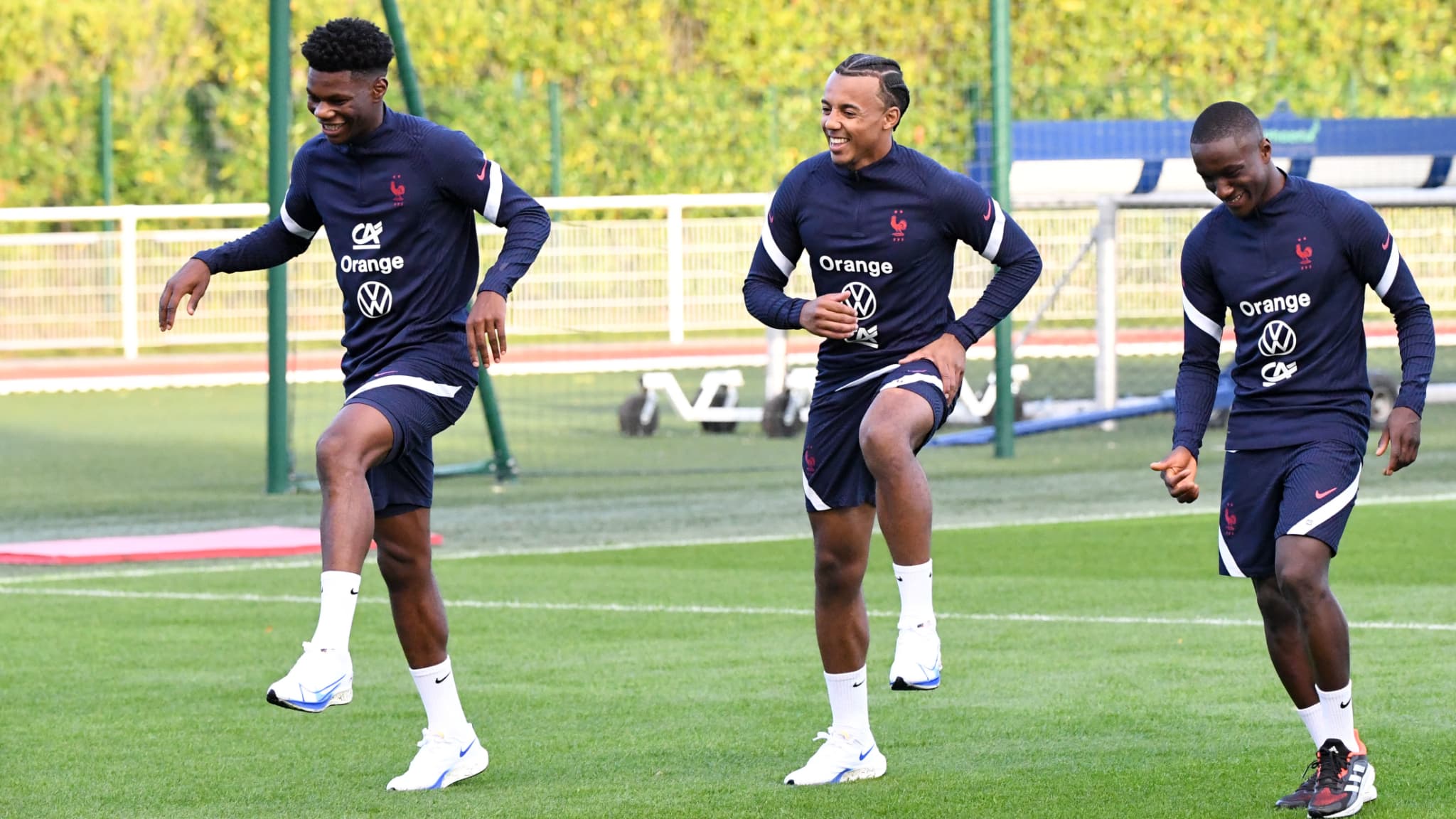 Aurélien Tchouaméni (à gauche) tout sourire lors d'un entraînement de l'équipe de France