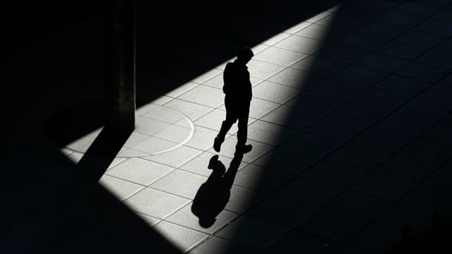 Plus des deux tiers (68%) des Français se disent pessimistes pour leur avenir malgré l'arrivée de la gauche au pouvoir, selon un sondage Ifop réalisé pour Dimanche Ouest France. /Photo d'archives/REUTERS/Issei Kato