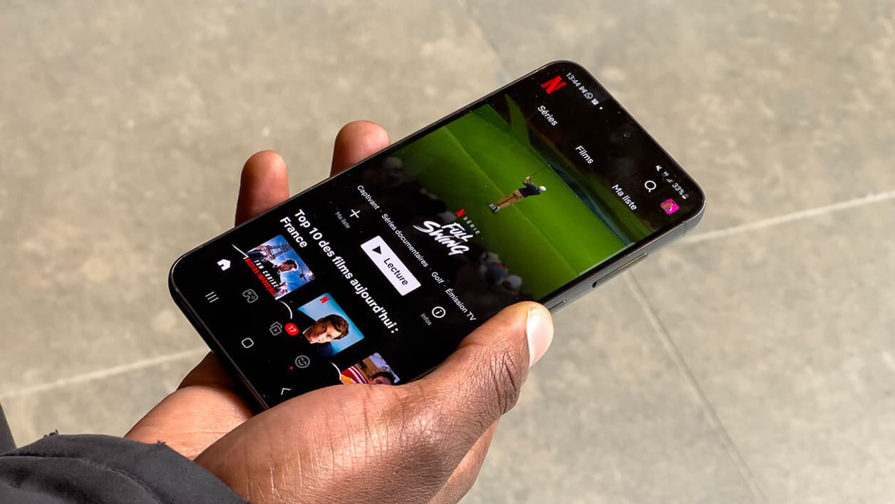 Avec son écran Amoled de 6,1 pouces, regarder des vidéos sur le Galaxy S23 devient un véritable plaisir Avec son écran Amoled de 6,1 pouces, regarder des vidéos sur le Galaxy S23 devient un véritable plaisir