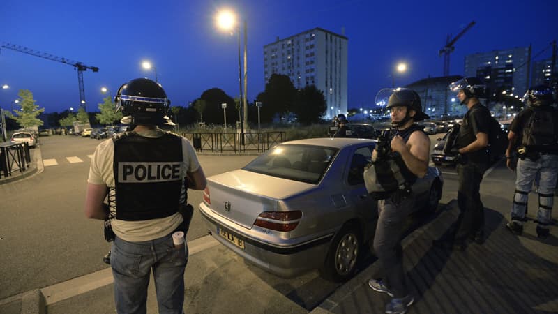 Après les violences urbaines qui ont frappé la ville de Trappes suite au contrôle d'une femme intégralement voilée, des commentaires « au contenu violent et parfois raciste » ont été postés sur un forum Facebook.