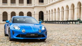 L'Alpine A110 a remporté le prix de la plus belle voiture de l'année du festival automobile international.