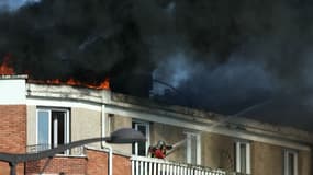 Un pompier s'efforce d'éteindre un incendie qui s'est déclaré dans un immeuble d'habitation de la Porte d'Ivry à Paris, le 17 septembre 2024.
