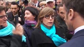 Emmanuel Macron face à une responsable syndicale à Sélestat (Bas-Rhin), le 19 avril 2023