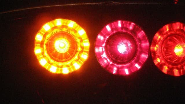 63% des conducteurs français reconnaissent ne pas mettre leur clignotant pour doubler ou changer de direction.