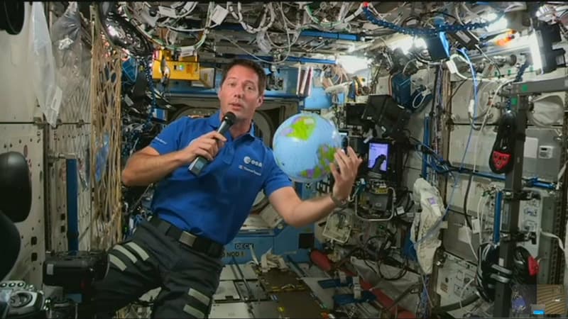 L'astronaute Thomas Pesquet donne une conférence de presse depuis la Station spatiale internationale, le 30 avril 2021.