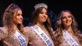 Nivine Sidouni (au centre) a été élue miss Alpes du Sud 2024.