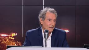 Lapsus, sourires et lumières trop fortes: début de semaine en pleine forme pour Jean-Jacques Bourdin