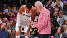 Victor Wembanyama et Gregg Popovich lors de la défaite des San Antonio Spurs à Denver (132-120), le 26 novembre 2023