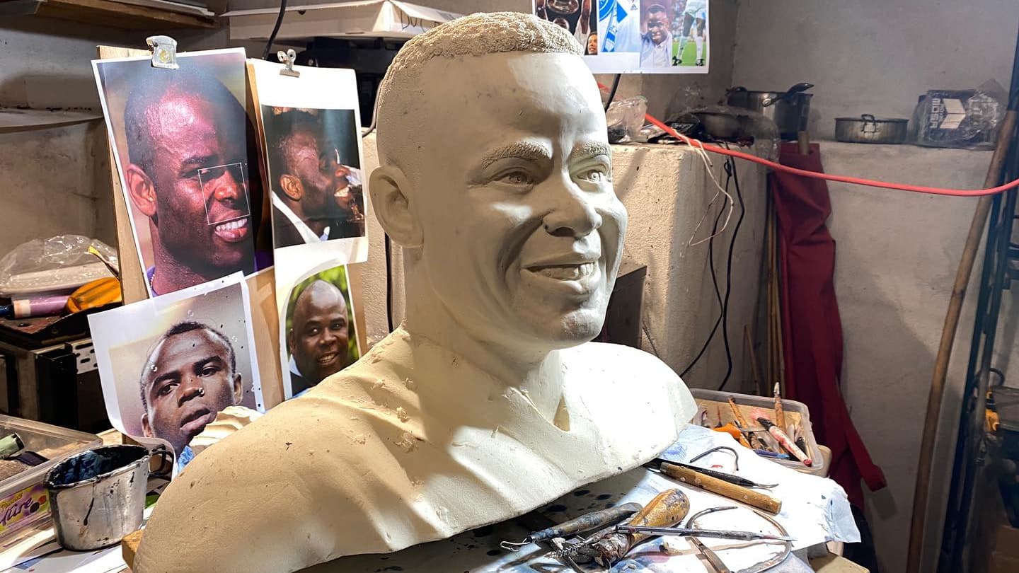 Le buste de Basile Boli, destiné à figurer sur la statue de Bernard Tapie Le buste de Basile Boli, destiné à figurer sur la statue de Bernard Tapie