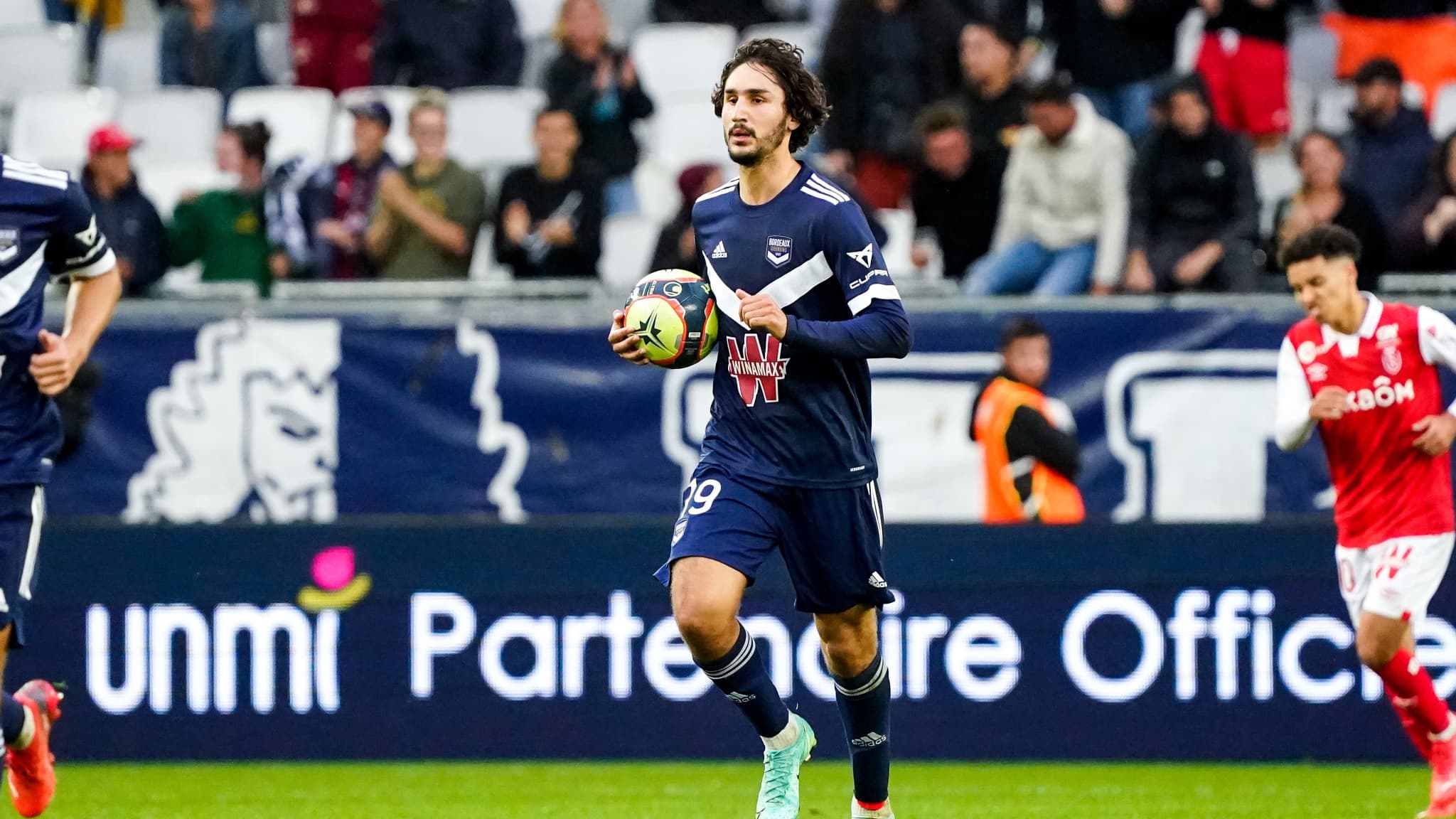 Ligue 1 : l'Olympique lyonnais bat, à domicile, Lens (2-1), qui descend du  podium