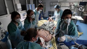 Des soignants autour d'un patient atteint du Covid-10 en réanimation, le 4 mai 2021 à l'hôpital Louis-Mourier, à Colombes