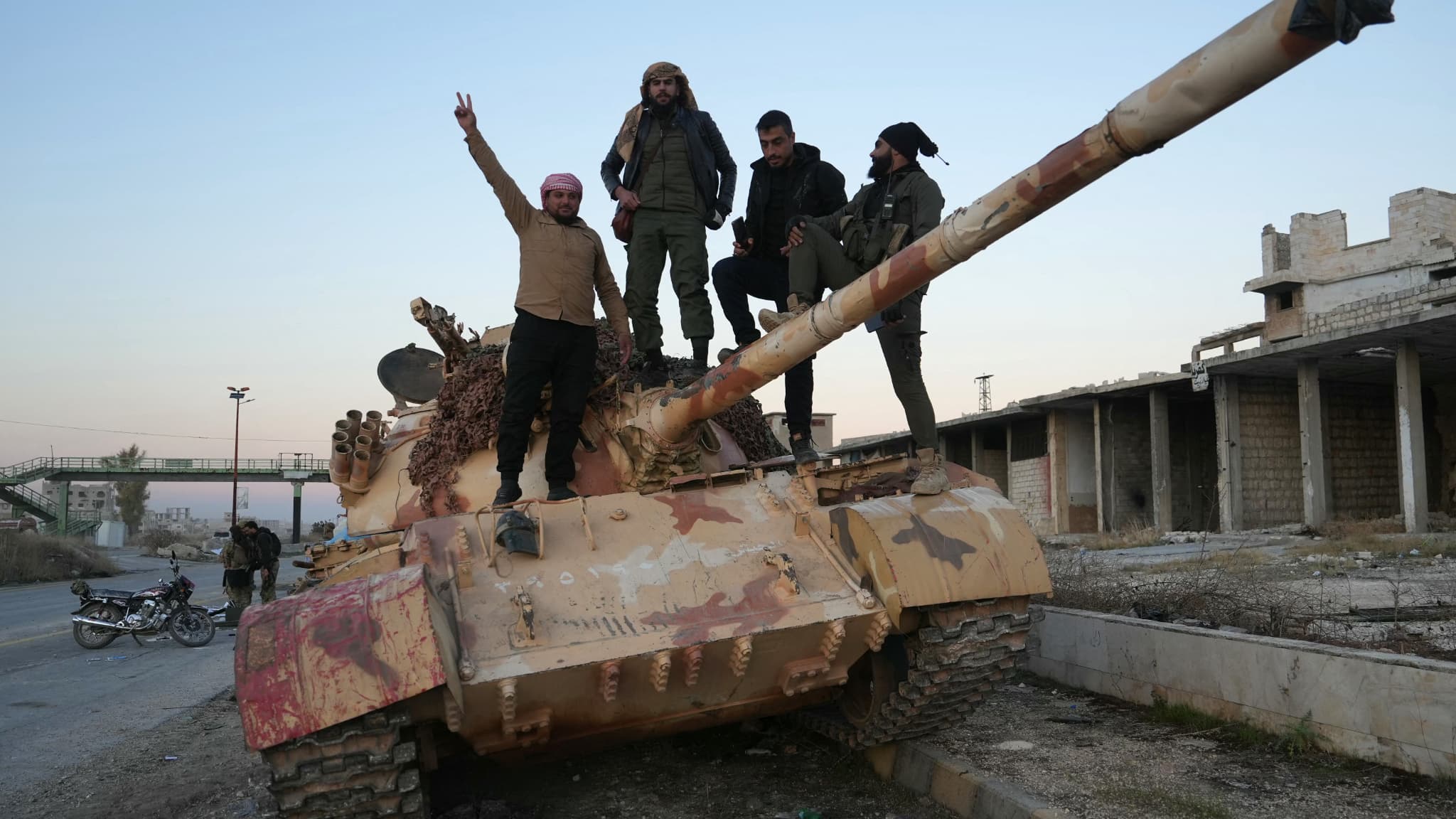 Des combattants anti-gouvernementaux posent pour une photo sur un char sur la route menant à Maaret al-Numan dans la province d'Idlib au nord-ouest de la Syrie, le 30 novembre 2024. Des combattants anti-gouvernementaux posent pour une photo sur un char sur la route menant à Maaret al-Numan dans la province d'Idlib au nord-ouest de la Syrie, le 30 novembre 2024.