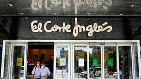 Des clients sortent d'un magasin "El Corte Inglés", le 8 jjuin 2020 à Madrid