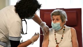 Vaccination d'une pensionnaire d'un Ehpad de Bobigny, le 30 décembre 2020 