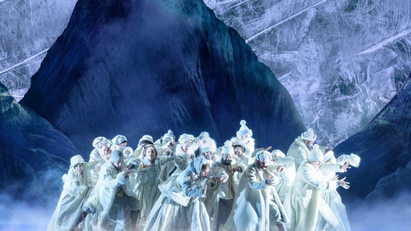 La troupe de la comédie musicale "La Reine des Neiges" sur scène La troupe de la comédie musicale "La Reine des Neiges" sur scène