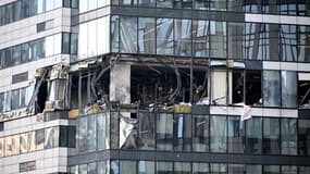 Vue d'un immeuble de bureaux endommagé du Centre d'affaires international de Moscou (Moskva City) à la suite d'une attaque de drone signalée à Moscou le 30 juillet 2023.