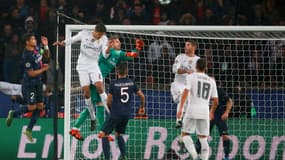 Kevin Trapp intervient devant Raphaël Varane