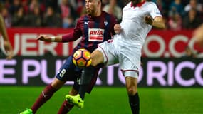 Sergi Enrich au duel avec Adil Rami 