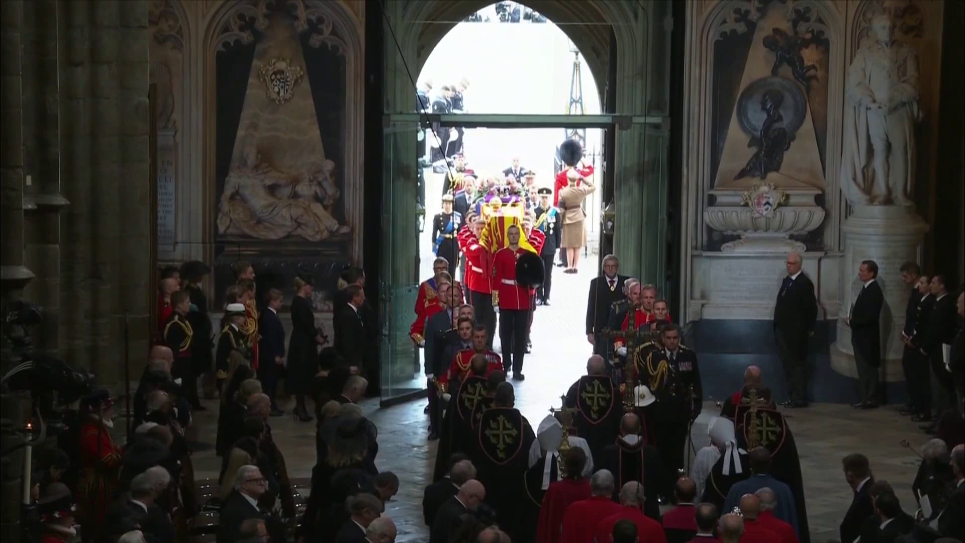 Le cercueil de la reine entre dans l'abbaye de Westminster