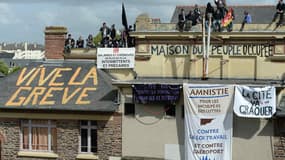 A Rennes, des opposants occupent la salle de la Cité, qu'ils ont renommée "Maison du peuple occupée", depuis dimanche. 