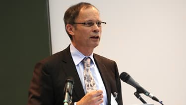 "Nos institutions non seulement créent du chômage mais aussi du mal-être. Comme les emplois disponibles sont des CDD, un CDI reste à son emploi même s'il ne le satisfait plus" explique Jean Tirole, prix Nobel d'économie en 2014.
