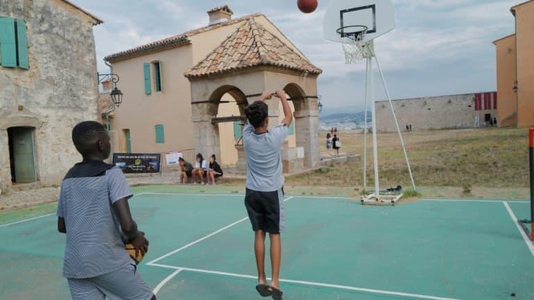 Des enfants issus de quartiers défavorisés jouent au basket dans une colonie de vacances à Cannes, le 28 juillet 2020