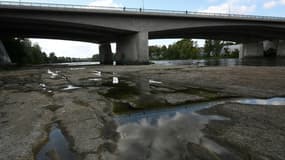 Le lit de la Garonne frappé par la sécheresse, le 25 août 2022 à Toulouse