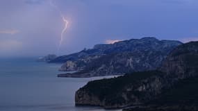 Un éclair frappe le Parc National des Calanques lors d'un orage près de Cassis, dans le sud de la France, le 14 juin 2023.
