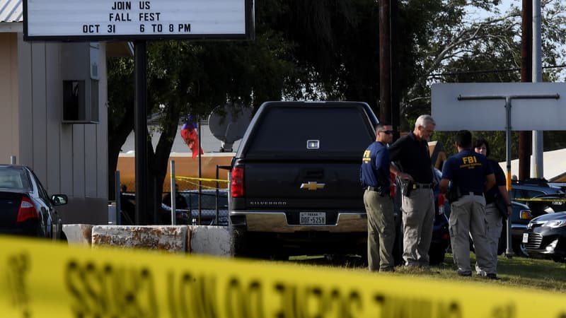 Des agents du FBI devant l'entrée de l'église. 